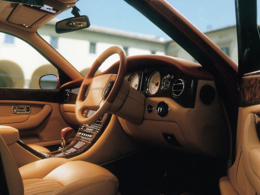 Интерьер Bentley Arnage Limousine 2005 года  (фото 15 из 20)